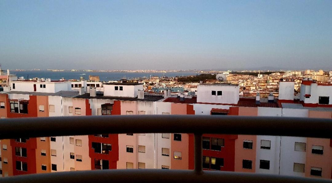 River View & Close To The Beach - Quarto Em Almada Buitenkant foto